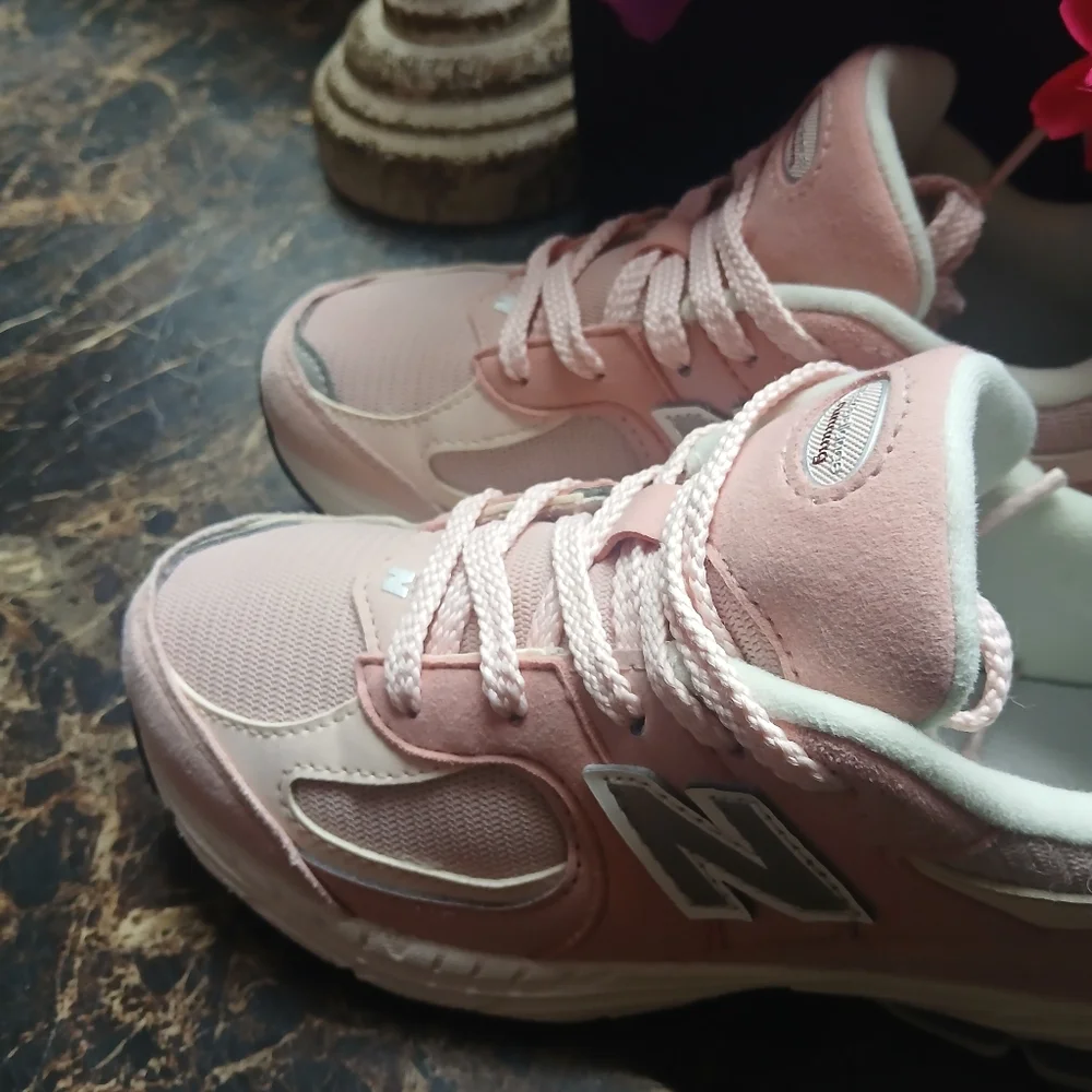 New Balance 2002R Rugged/Lifestyle Athletic Shoes Size 2 Youth for Girls